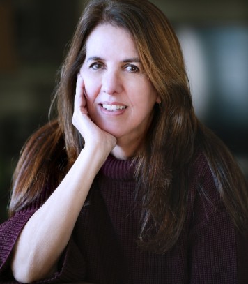 Patrona Martha Medeiros abraça campanha do Banco de Livros e incentiva doações na Feira do Livro de Porto Alegre